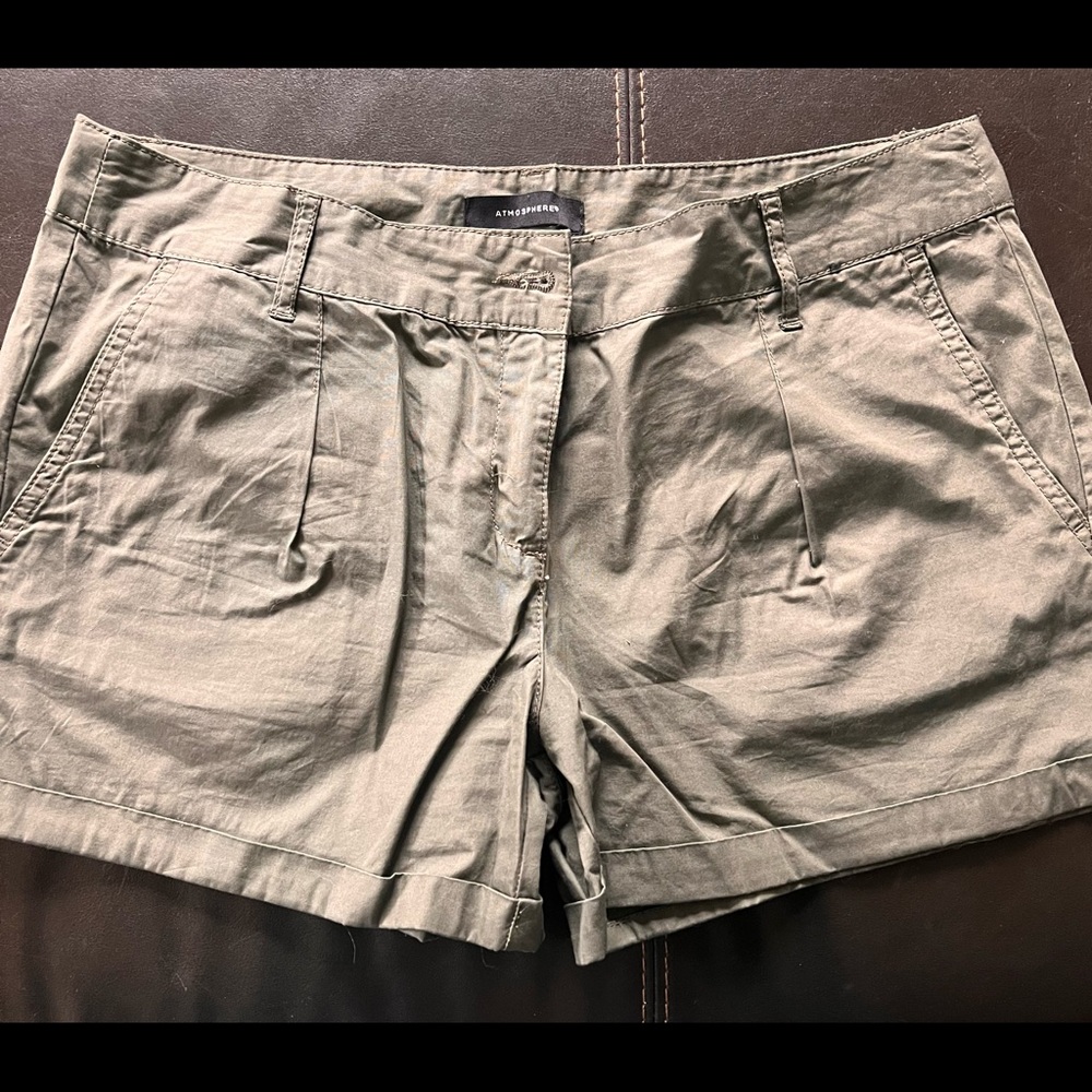Only tried on, never worn! Women’s size 8 khaki green cargo shorts!